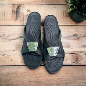 CROCS Sanrah Women’s 9 Silver Hammered Medallion Black Wedge Sandals RARE EUC